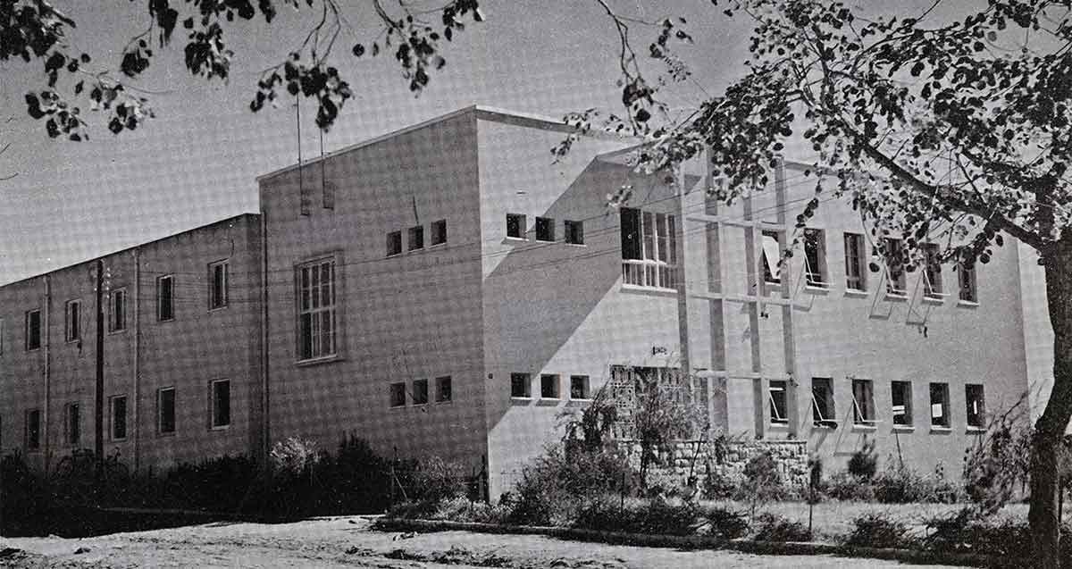 בית החינוך התיכון על שם ברל כצנלסון ברחוב ירושלים. בניין של שתי קומות.