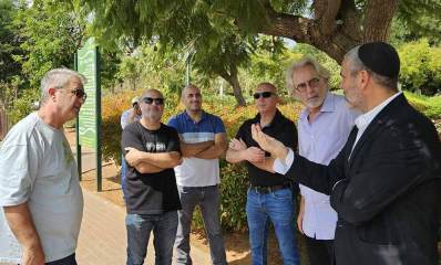 סיור במסוף קדמה ברמת השרון - מימין יעקב קורצקי, עידו למדן, ומשמאל יורם אברהמי