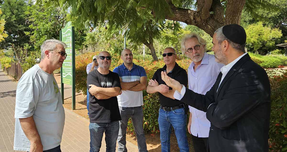 סיור במסוף קדמה ברמת השרון - מימין יעקב קורצקי, עידו למדן, ומשמאל יורם אברהמי