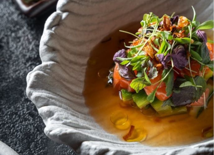 מנת סביצ'ה סלמון בצלחת לבנה דל קיוטו, צילום: דויד מויאל