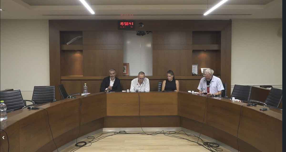 חדר הישיבות השומם של מועצת העיר רמת השרון. רק ארבעה חברים בראש השולחן.