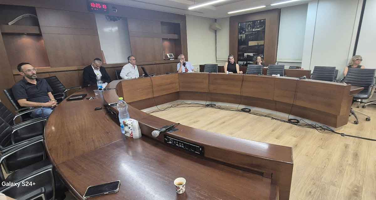 חדר הישיבות השומם של מועצת העיר רמת השרון. רק חמישה חברים סביב השולחן.