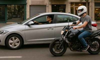 אופנוע ליד רכב. איור בינה מלאכותית