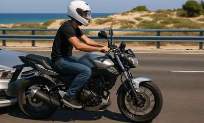 תאונת אופנוע רכב. איור בינה מלאכותית