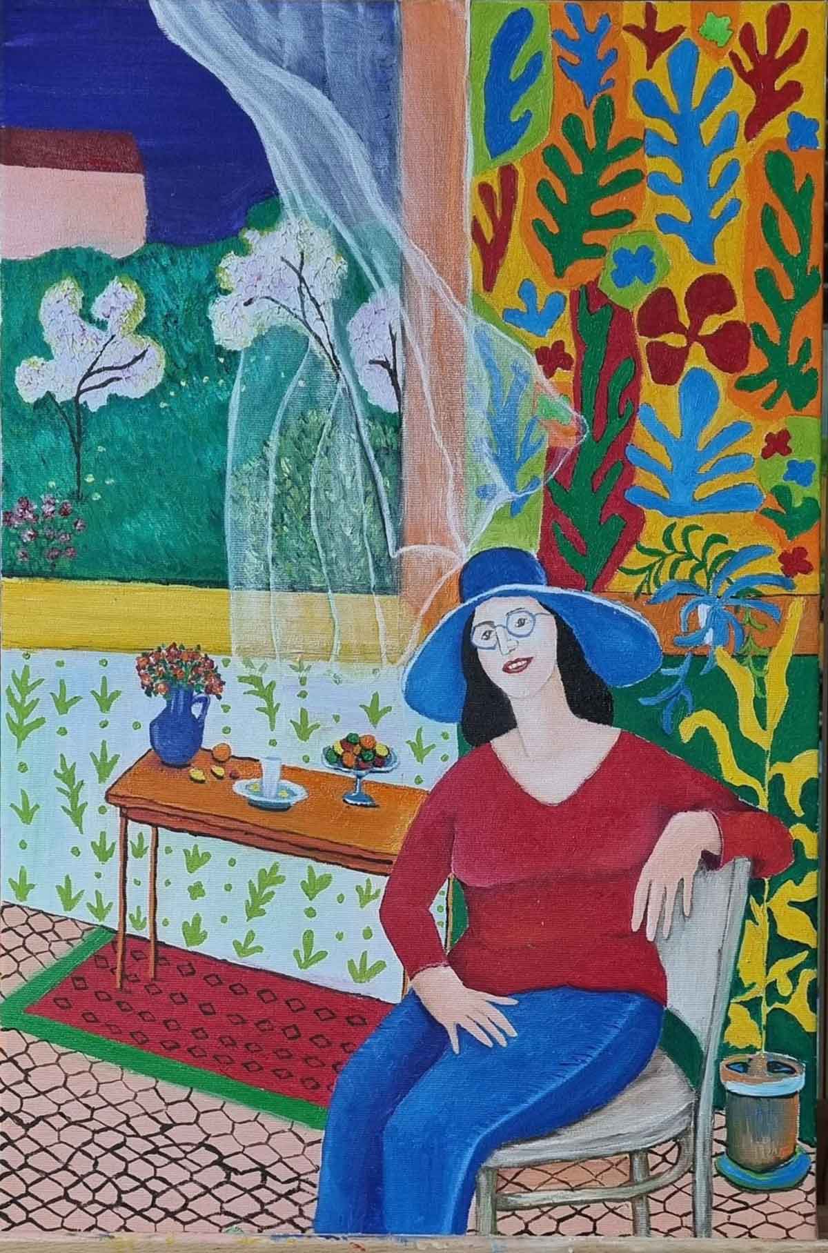 אירוע בתים פתוחים ברעננה. ציור של אישה יושבת על כיסא לידה שידה ועל הקיר ציורים.