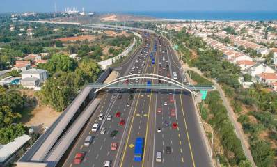 הדמייה של גשר חדש מעל כביש 2 ליד אודים ווינייט. בהדמיה מכוניות, החושב ובתים