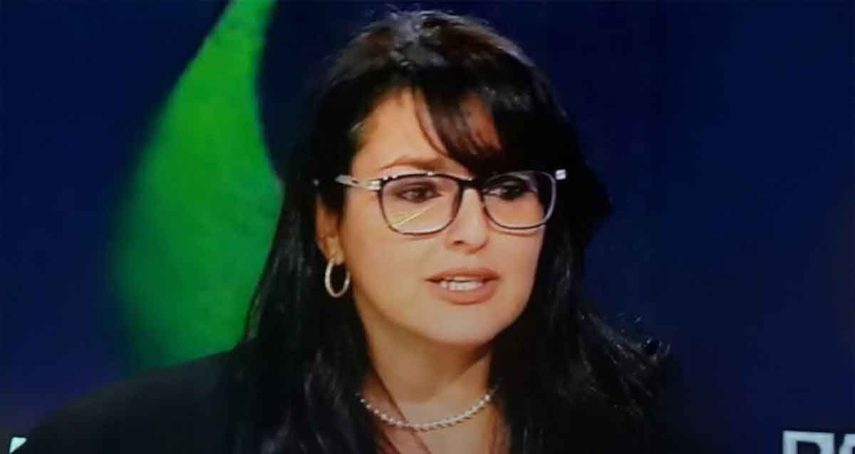אוריה עמרני. צילום פנים. מרכיבה משקפי ראייה.