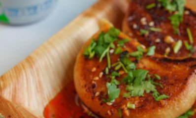 פנקייק קוריאני עם פטרוזיליה בצלחת במבוק, צילום: יח"צ