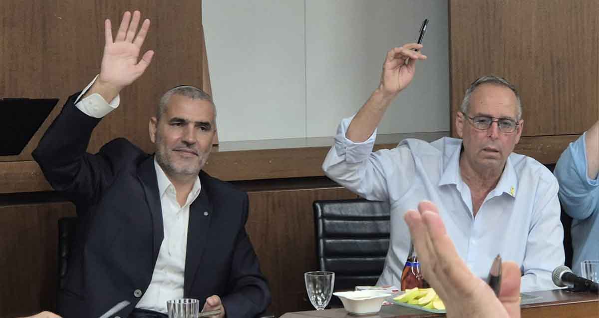 איציק רוכברגר ויעקב קורצקי מצביעים בעד