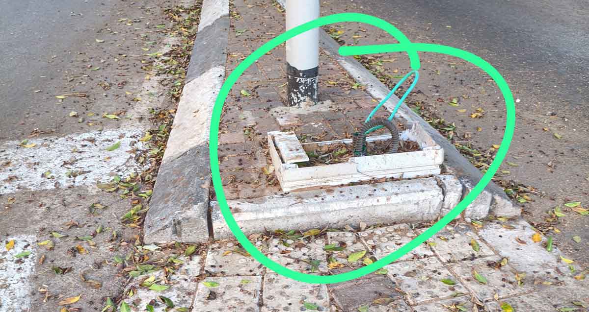 רוטשילד פינת המייסדים, כבלים חשופים ליד עמוד תאורה ומעבר חצייה להולכי רגל.