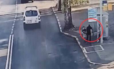 אדם גונב טלפון מילד ונערה בתחת אוטובוס ברעננה