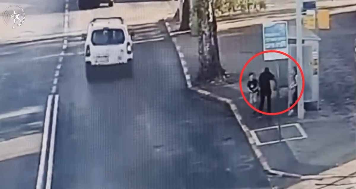 אדם גונב טלפון מילד ונערה בתחת אוטובוס ברעננה