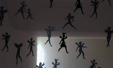 דמויות וצלליות תלויות מהתקרה. תערכוה בבית תאו