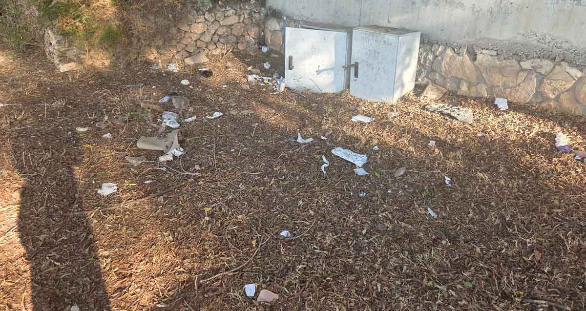 רחוב ת"א יפו בכפר סבא - צמוד לגני ילדים. לכלוך על משטח.