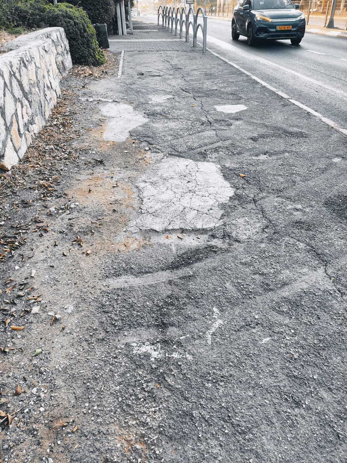 ויצמן בדרך מול בית הספר ברנר, הצד הצפוני של ויצמן. מדרכה בקועה, סכנת נפילה.