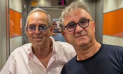 יורם אברהמי עם איציק רוכברגר. שניהם מרכיבים משקפי ראייה.