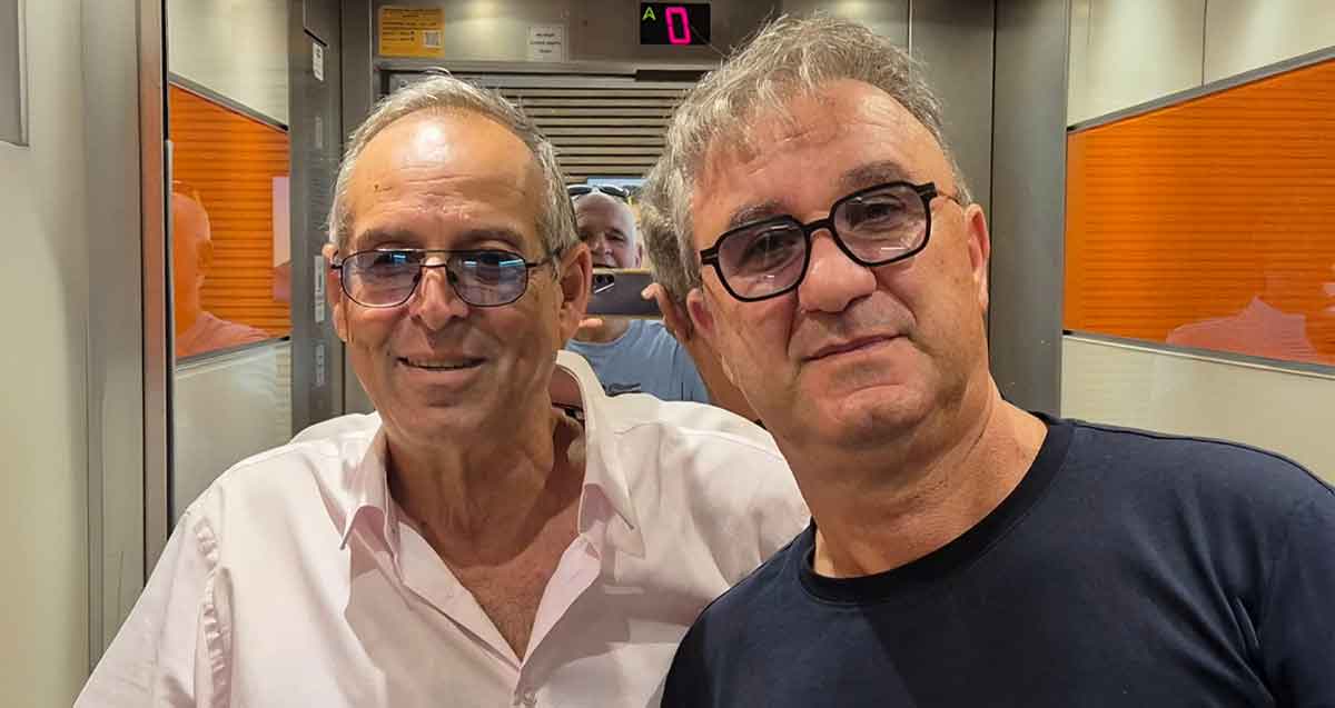 יורם אברהמי עם איציק רוכברגר. שניהם מרכיבים משקפי ראייה.