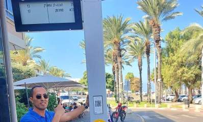 תחנת אוטובוס עם צג חכם. צילום: דוברות עיריית הרצליה
