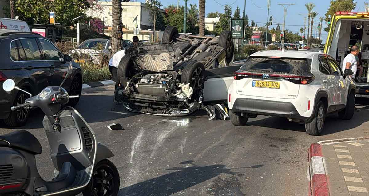 תאונה עם פצועים ליד הדואר ברחוב טרומפלדור ביציאה מרמת השרון. מכונית הפוכה על הכביש.