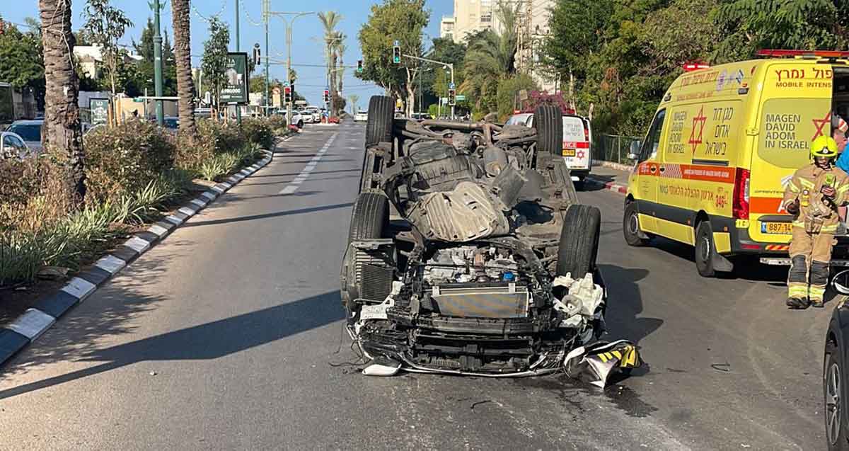 תאונה עם פצועים ליד הדואר ברחוב טרומפלדור ביציאה מרמת השרון. מכונית הפוכה על הכביש ולידה אמבולנס של טיפול נמרץ