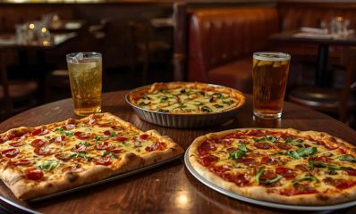 שולחן במסעדת דיינר עם 3 סוגי פיצות - ניו יורק, דטרויט ופאן, הדמיית בינה מלאכותית: השרון אונליין