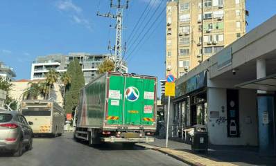 רחוב סוקולוב הרצליה. אוטבוס, משאית וכלי רכב ליד חנות AMPM
