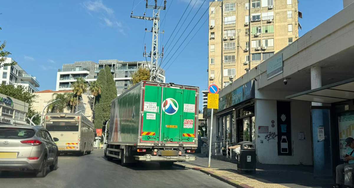 רחוב סוקולוב הרצליה. אוטבוס, משאית וכלי רכב ליד חנות AMPM