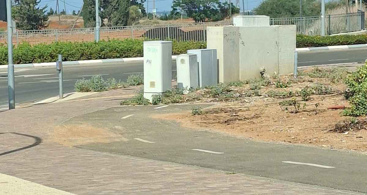 שביל אופניים שנגמר בארונות תקשורת וחשמל ברחוב חיים חפר פינת דרך פרס