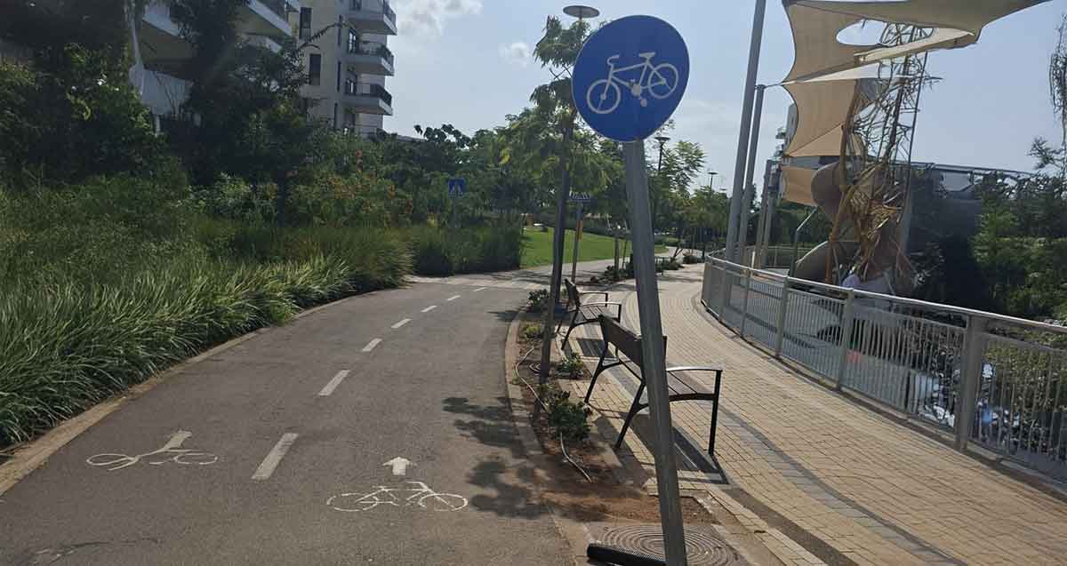 תמרור אופניים עקום ברעננה