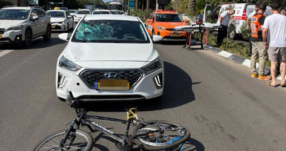 אופניים מרוסקות על הכביש מפגיעת רכב והפצוע מפונה על ידי צוותי איחוד הצלה ומד״א
