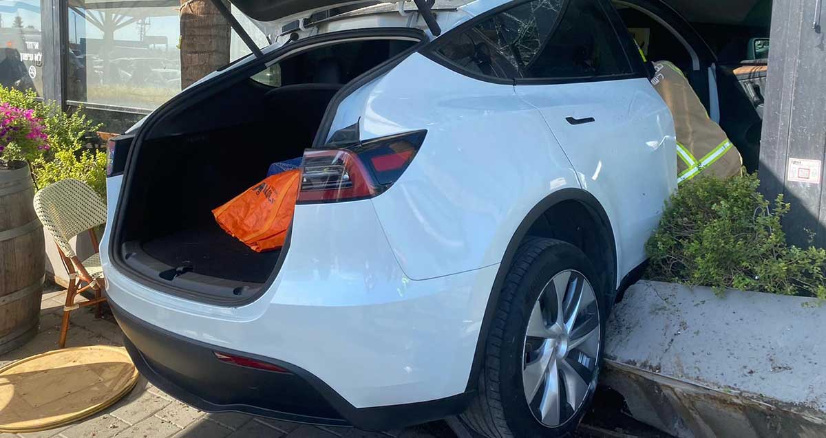 תאונה -רכב טלסה חדש הכנס בחלון ראווה של מסעדה בכפר סבא