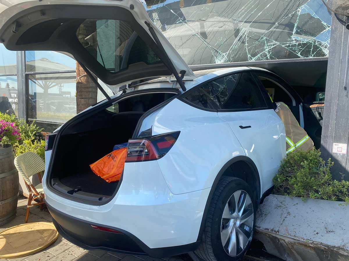 תאונה -רכב טלסה חדש הכנס בחלון ראווה של מסעדה בכפר סבא