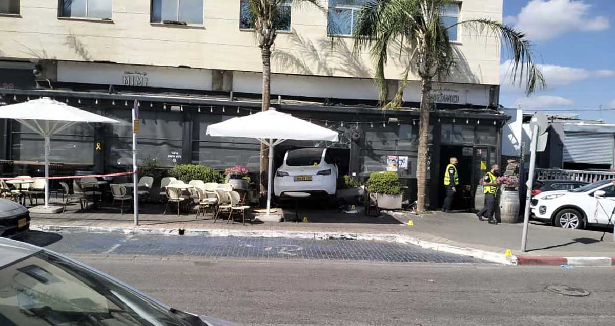תאונה -רכב טלסה חדש הכנס בחלון ראווה של מסעדה בכפר סבא