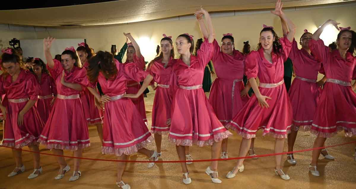 בית המחולות החדש. קבוצת רקדניות בשמלות אדומות.