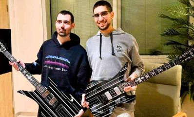 אביתר דוד וגיא גלבוע דלאל עם הגיטרות. צילום: המשפחות