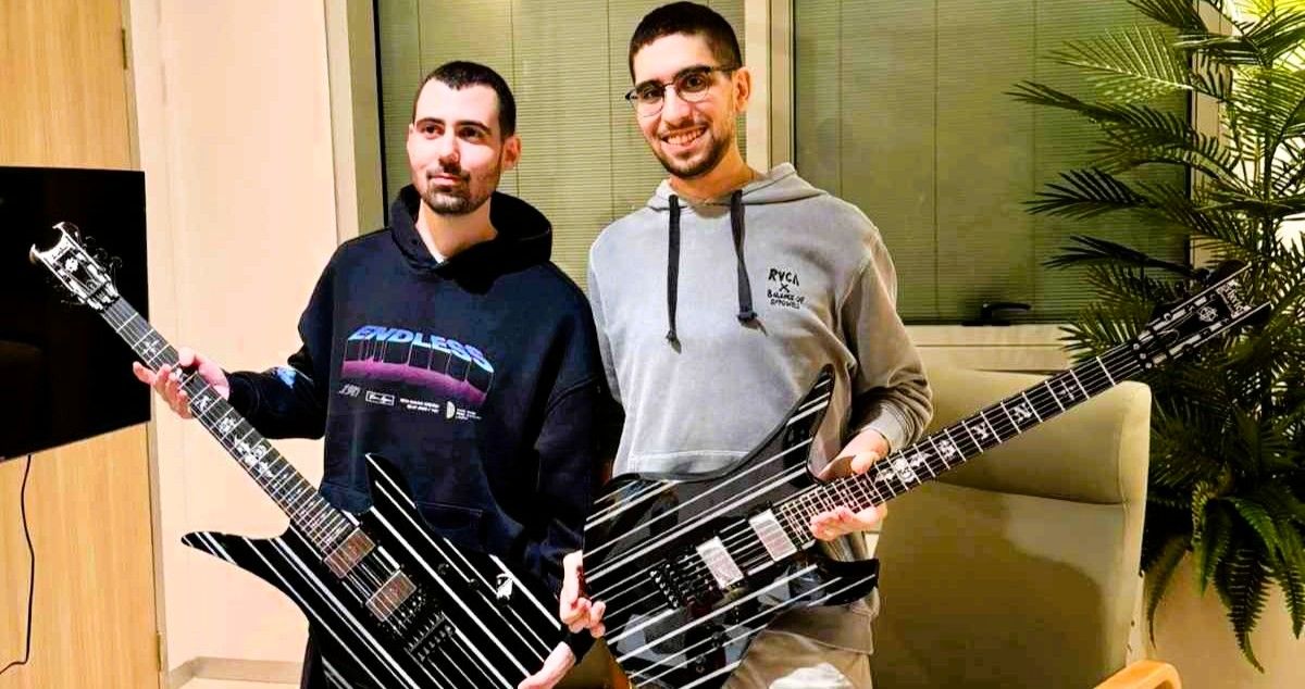 אביתר דוד וגיא גלבוע דלאל עם הגיטרות. צילום: המשפחות