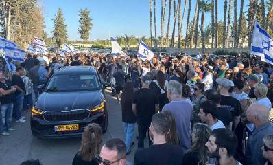 תושבי רעננה עם דגלי ישראל מלווים את גיא אילוז בדרכו האחרונה