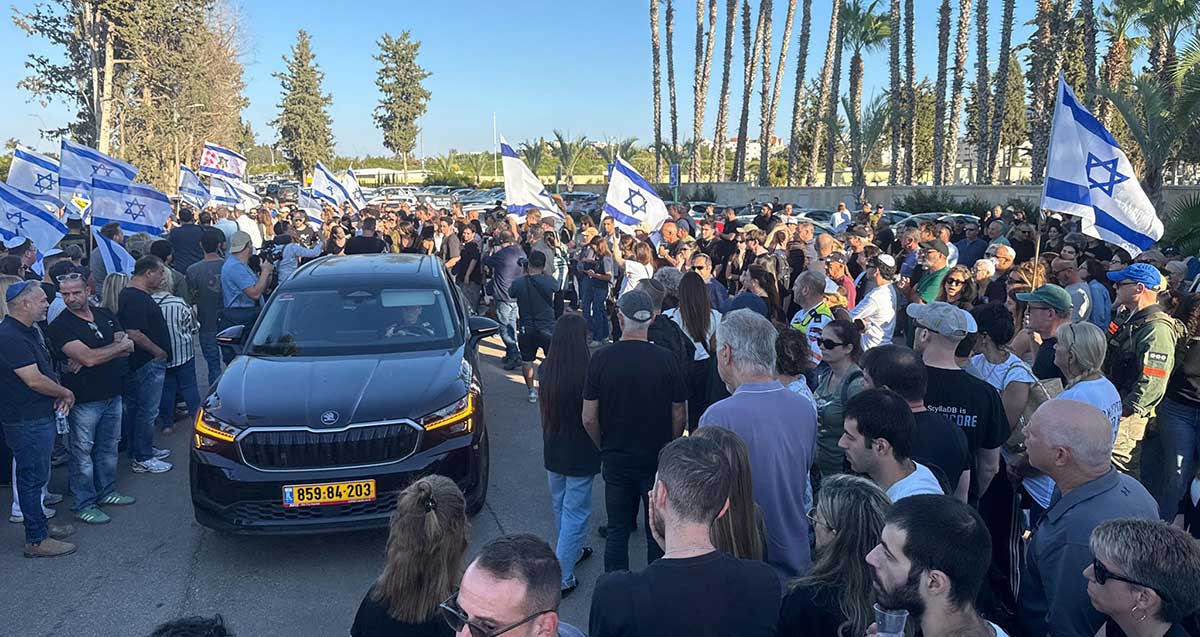 תושבי רעננה עם דגלי ישראל מלווים את גיא אילוז בדרכו האחרונה