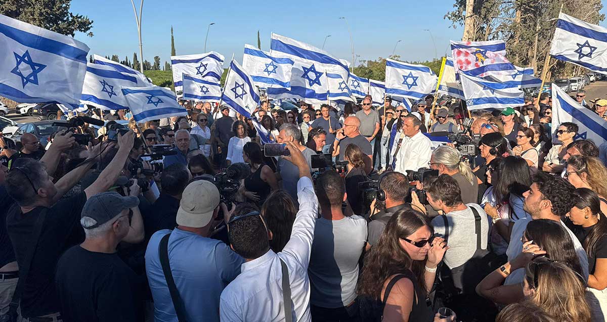 תושבי רעננה עם דגלי ישראל מלווים את גיא אילוז בדרכו האחרונה