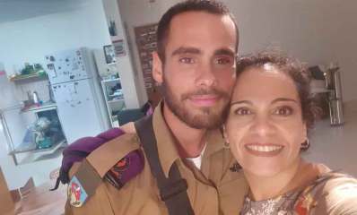 עידו ברוך ז"ל ואימו עינב. עידו במדי צה"ל.