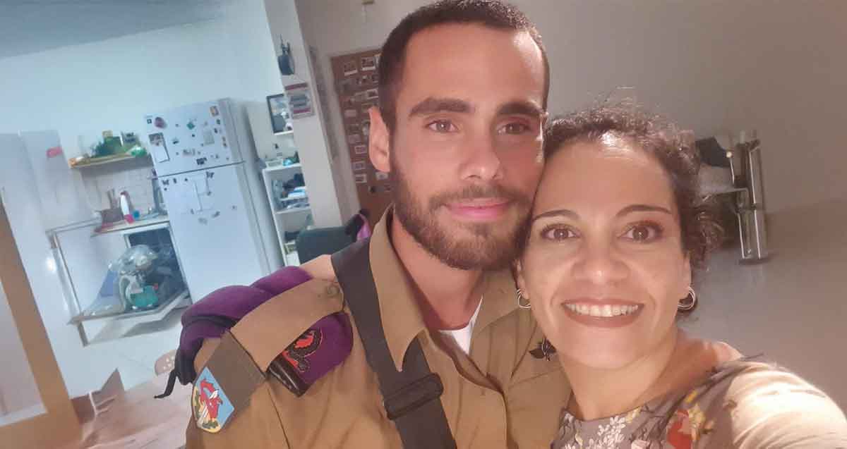 עידו ברוך ז"ל ואימו עינב. עידו במדי צה"ל.