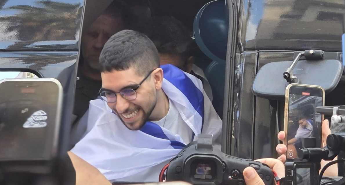 אביתר דוד חוזר הביתה יוצא מהרכב כשהוא עטוף בדגל ישראל, צילום, עיריית כפר סבא