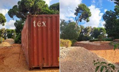 קולאז׳ של שתי תמונות. בשמאלית מכולה המוצבת גן מנשהנ בכפר סבא, בשנייה הגן עם העצים ושטח הבנייה עצמו