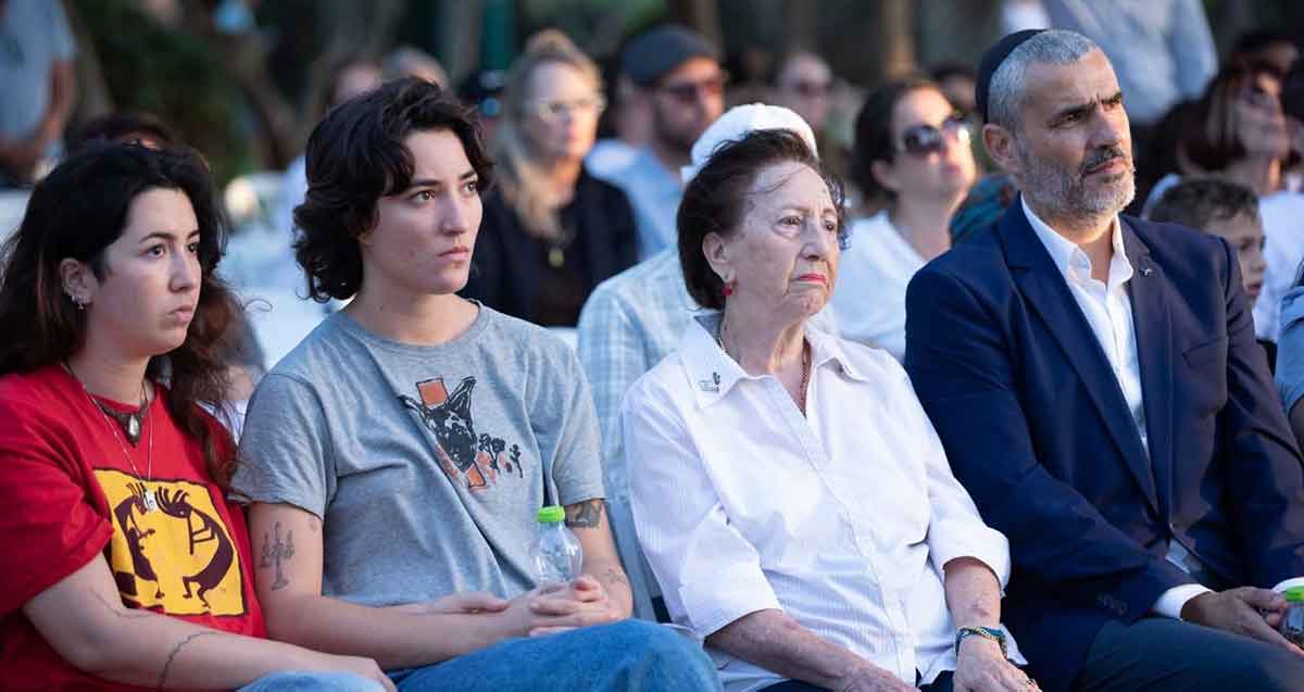 טקס הזיכרון. קהל יושב על כיסאות.