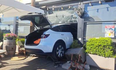 תאונה -רכב טלסה חדש הכנס בחלון ראווה של מסעדה בכפר סבא