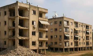 פינוי בינוי - בנייני מגורים מיועדים להריסה. פינה אחת של הבניין הרוסה. איור AI.