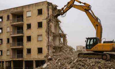 פינוי בינוי - בנייני מגורים מיועדים להריסה. כלי הנדסי עם כף הורס את הבניין. איור AI.