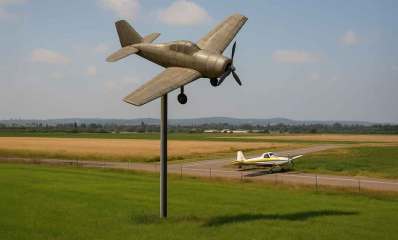 איור בינה מלאכותית של פסל של מטוס נופל על עמוד, ליד מסלול בשדה תעופה.