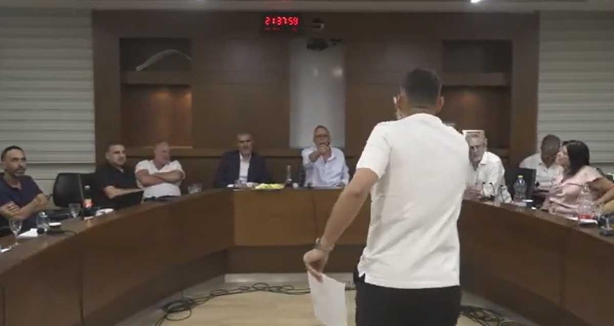 ישיבת מועצה ברמת השרון -חבר מועצת העיר דן אור עמוד מול ראש העיר איציק רוכברגר