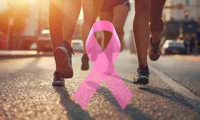 תקריב של רגלי נשים רצות על מדרכה עירוני. על גבי התמונה מופיע סרט ורוד שקוף, הדמיית בינה מלאכותית: השרון אונליין